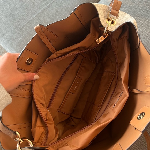 Michael Kor White Tote Purse - Picture 3 of 4